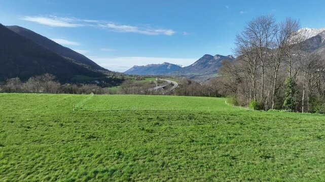Viaduc sur autoroute dans le Tri&egrave;ves des alpes francais en vue a&eacute;rienne