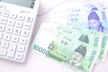 韓国の通貨、ウォンKRWの紙幣と電卓
