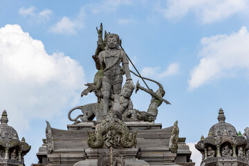 Obraz premium The intricate wooden architecture of the Temple of Truth in Pattaya,Thailand.The temple features ornate carving and statues,with a detailed root structure and multiple spires.outside view