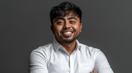 Obraz premium Engaging Portrait of Smiling Latin American Tech Founder in Professional Setting