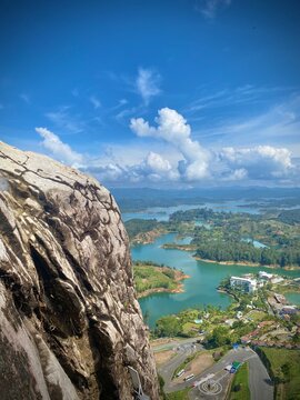 le rocher del Pinol de Guatap&eacute; en colombie dans la r&eacute;gion d'antioquia