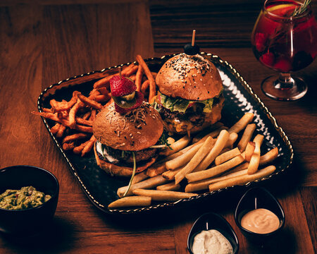 Plato con hamburguesas y papas