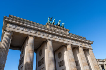 Das berühmte Brandenburger Tor schräg von unten fotografiert vor blauem Himmel im Frühling © FaRifo
