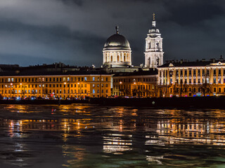Obraz premium Night winter view of the city by the river Saint Petersburg, Russia.