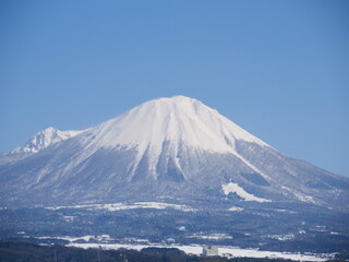  雪化粧の大山と田舎道 