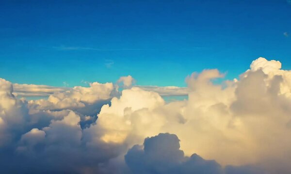 Langit biru dan awan putih yang bergerak 