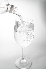 ワイングラスに水を注ぐ	