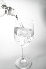 ワイングラスに水を注ぐ	
