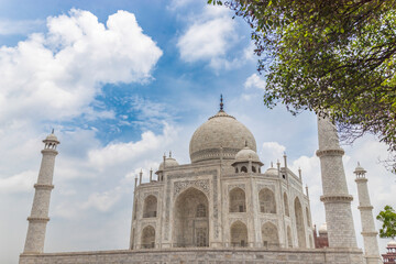 Obraz premium Taj mahal is a white marble mausoleum on the bank of the yamuna river in agra city, uttar pradesh state, India
