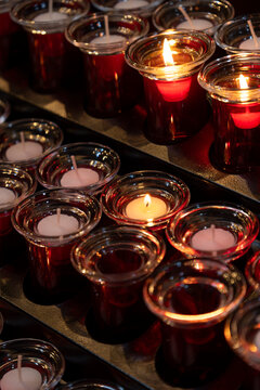 Velas iglesia encendidas