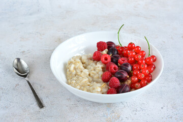 Delicious Oatmeal with Fresh Berries for a Healthy Breakfast