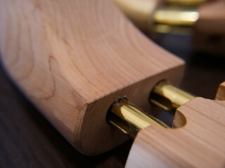  革靴の形をキープする木製シューツリー 