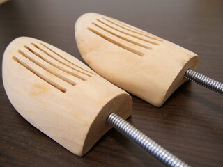  革靴の形をキープする木製シューツリー 