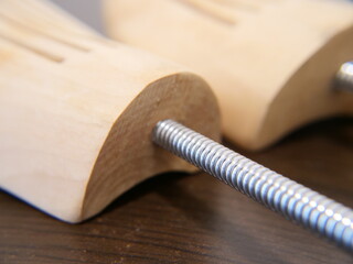  革靴の形をキープする木製シューツリー 