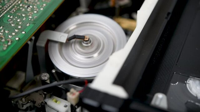 Operation of the mechanism for loading and unloading film in a VHS video recorder
