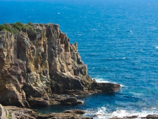 和歌山県白浜町の断崖と青い海