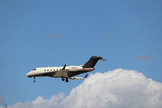 Challenger 300 jet landing at San Jose