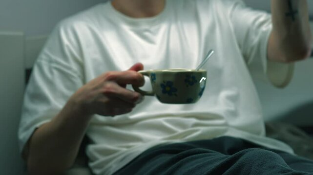 Un hombre con una taza de cer&aacute;mica en la mano bebe una bebida caliente.
Un hombre sostiene una copa de cristal en sus manos.
bebida caliente.
T&eacute;, caf&eacute;, americano, taza