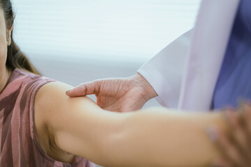 Obraz premium A female doctor is giving physical therapy to an elderly woman.