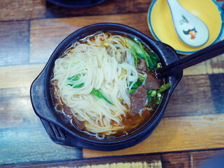 Fat sausage rice noodles are made by cooking rice noodles, pig intestines, vegetables, etc. in a clay pot. They are very delicious and are a favorite food of Chinese people.
