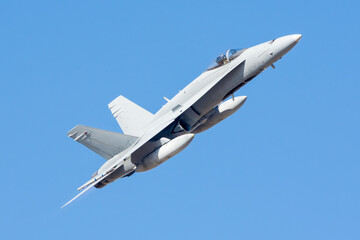 Avión de combate bimotor despegando