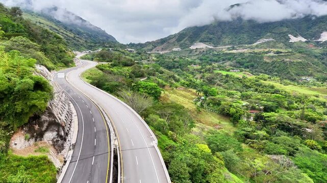 Video a&eacute;reo realizado con drone sobre la nueva v&iacute;a que pertenece a la "Conexi&oacute;n Pac&iacute;fico 1" unidad Funcional 2 en  las zonas rurales de los municipios de Amag&aacute; y Titirib&iacute;, Antioquia, Colombia.