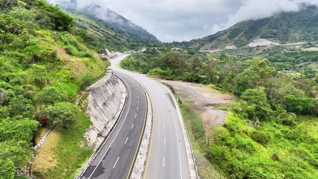 Video a&eacute;reo realizado con drone sobre la nueva v&iacute;a que pertenece a la "Conexi&oacute;n Pac&iacute;fico 1" unidad Funcional 2 en  las zonas rurales de los municipios de Amag&aacute; y Titirib&iacute;, Antioquia, Colombia.