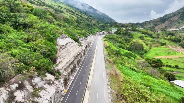 Video a&eacute;reo realizado con drone sobre la nueva v&iacute;a que pertenece a la "Conexi&oacute;n Pac&iacute;fico 1" unidad Funcional 2 en  las zonas rurales de los municipios de Amag&aacute; y Titirib&iacute;, Antioquia, Colombia.