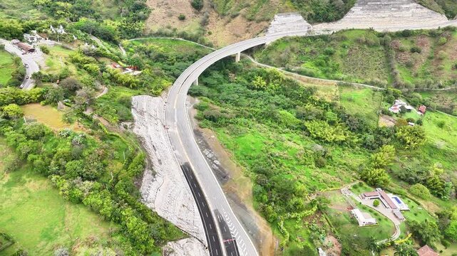 Video a&eacute;reo realizado con drone sobre la nueva v&iacute;a que pertenece a la "Conexi&oacute;n Pac&iacute;fico 1" unidad Funcional 2 en  las zonas rurales de los municipios de Amag&aacute; y Titirib&iacute;, Antioquia, Colombia.