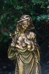 Fototapeta premium Statue of a woman and her child