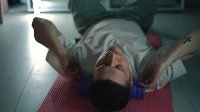 Un homme sur un tapis de sport fait des exercices sportifs.
Faire du sport.
Mode de vie actif