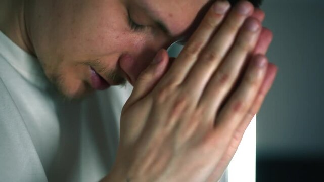 Un homme lit la Bible et prie Dieu.
Un croyant dit une pri&egrave;re.
Pri&egrave;re du soir