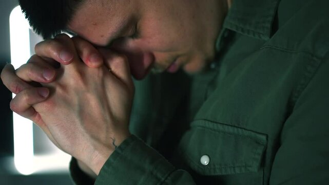 Un homme lit la Bible et prie Dieu.
Un croyant dit une pri&egrave;re.
Pri&egrave;re du soir