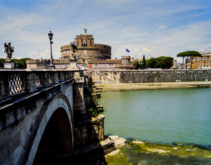 Le tibre et le Pont Saint-Ange à Rome