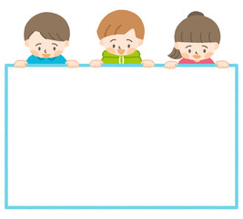 下を見る三人の子供たちとコピースペース
