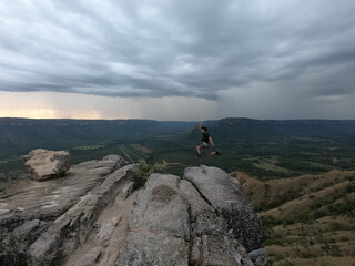 homem no alto do morro do segredo, em lajeado, tocantins 