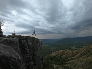 Fototapeta premium homem no alto do morro do segredo, em lajeado, tocantins 