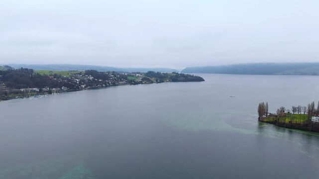 Vierwaldstaettersee, See in der Schweiz, Luzern Luftaufnahme im Herbst bei bewoelktem Wetter. Lac des Quatre-Cantons, Lago dei Quattro Cantoni, Lago di Lucerna, Lai dals Quatter Chantuns aerial view 