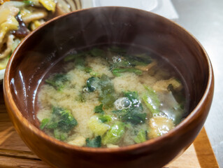 湯気の立ち上る味噌汁