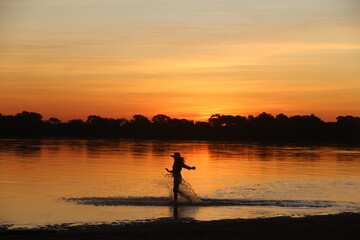 silhueta de mulher no por do sol nas margens do rio araguaia, tocantins 