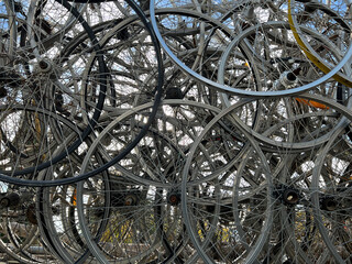 Fotografía de cientos de aros, llantas de aluminio de bici amontonadas formado una escultura...