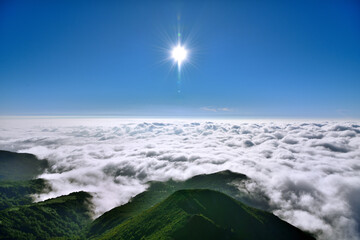 栃木県那須町　朝日岳の山頂から見る雲海と太陽