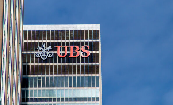 New York, USA. 11 10 2019. Paisaje urbano con un rascacielos de Nueva York y el cielo de fondo. Edificio de UBS en el 1285 Avenue Of The Americas.