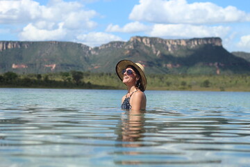 Fototapeta premium mulher na lagoa da serra em rio da conceição, tocantins