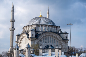 Obraz premium Süleymaniye Mosque in Istanbul: Historic Ottoman Architecture with Minarets, Dome, Arches, Stone, and Crescent under a Cloudy Sky in Turkey.