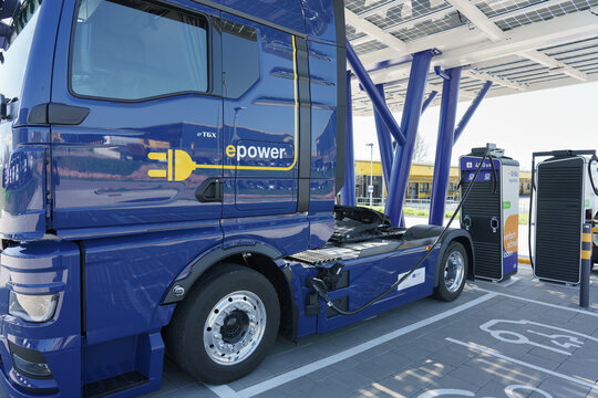&Ouml;HRINGEN, DEUTSCHLAND - 04.04.25: Elektro LKW l&auml;dt seine Batterie an einer Lades&auml;ule im EnBW Hypernetz Schnellladepark auf