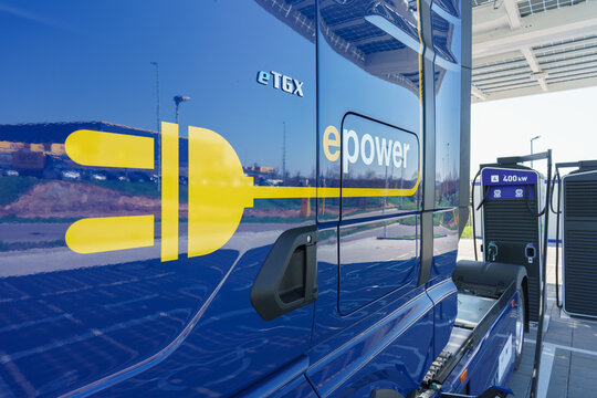 &Ouml;HRINGEN, DEUTSCHLAND - 04.04.25: Elektro LKW l&auml;dt seine Batterie an einer Lades&auml;ule im EnBW Hypernetz Schnellladepark auf