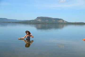 mulher na praia do segredo em lajeado, tocantins
