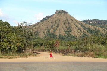 mulher em frente ao morro do segredo, lajeado, tocantins 