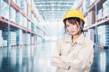 倉庫の中で頭を抱える女性の従業員